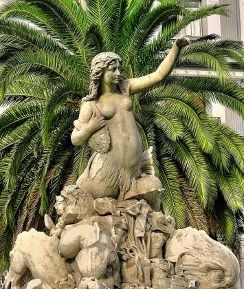 Fontana della Sirena Partenope - Piazza Sannazaro (NA) fonte: flickr.com - manfrediadamo