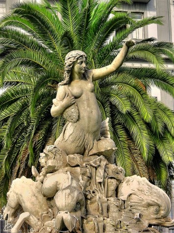 Fontana della Sirena Partenope - Piazza Sannazaro (NA) fonte: flickr.com - manfrediadamo