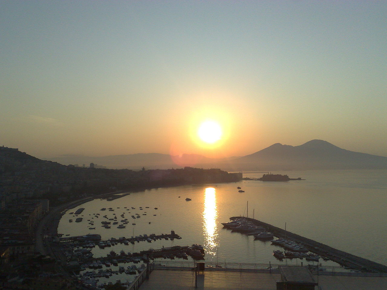 Napoli_panorama_mare_alba_vesuvio_Enea_nbdv